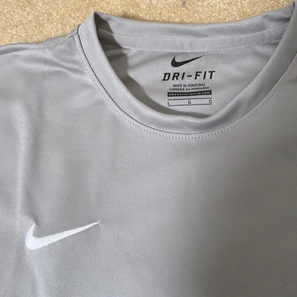 Boy’s Nike Youth Gray T-Shirt Large - NWT